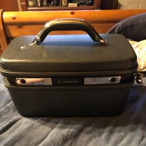 Vintage makeup travel case